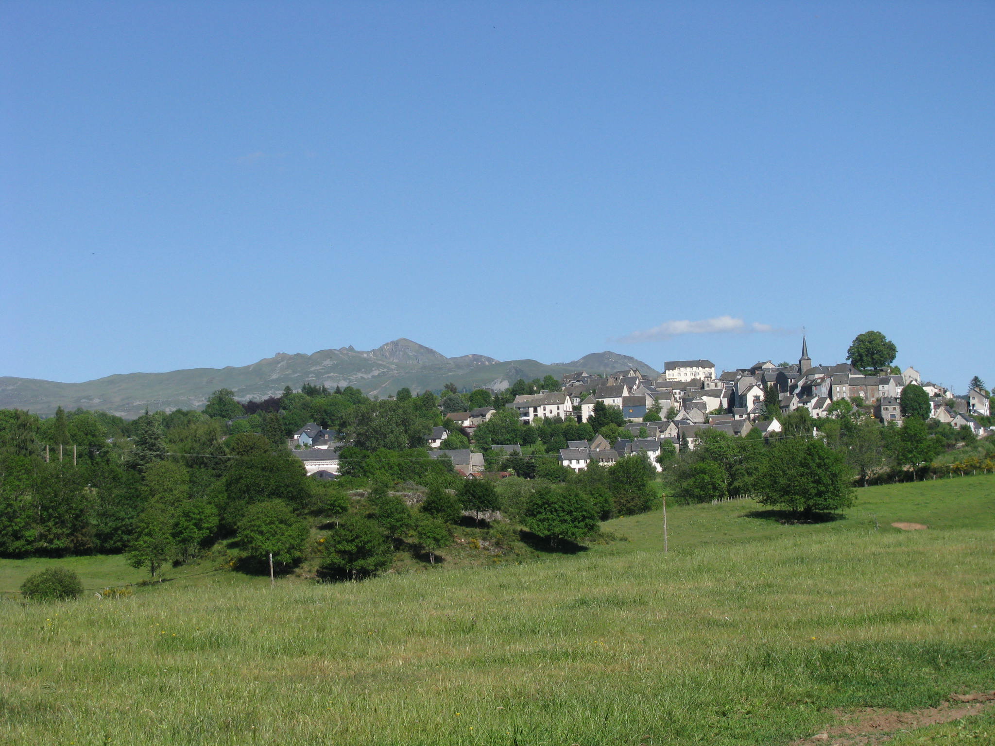 Village de La Tour d'Auvergne avec Puy de Sancy