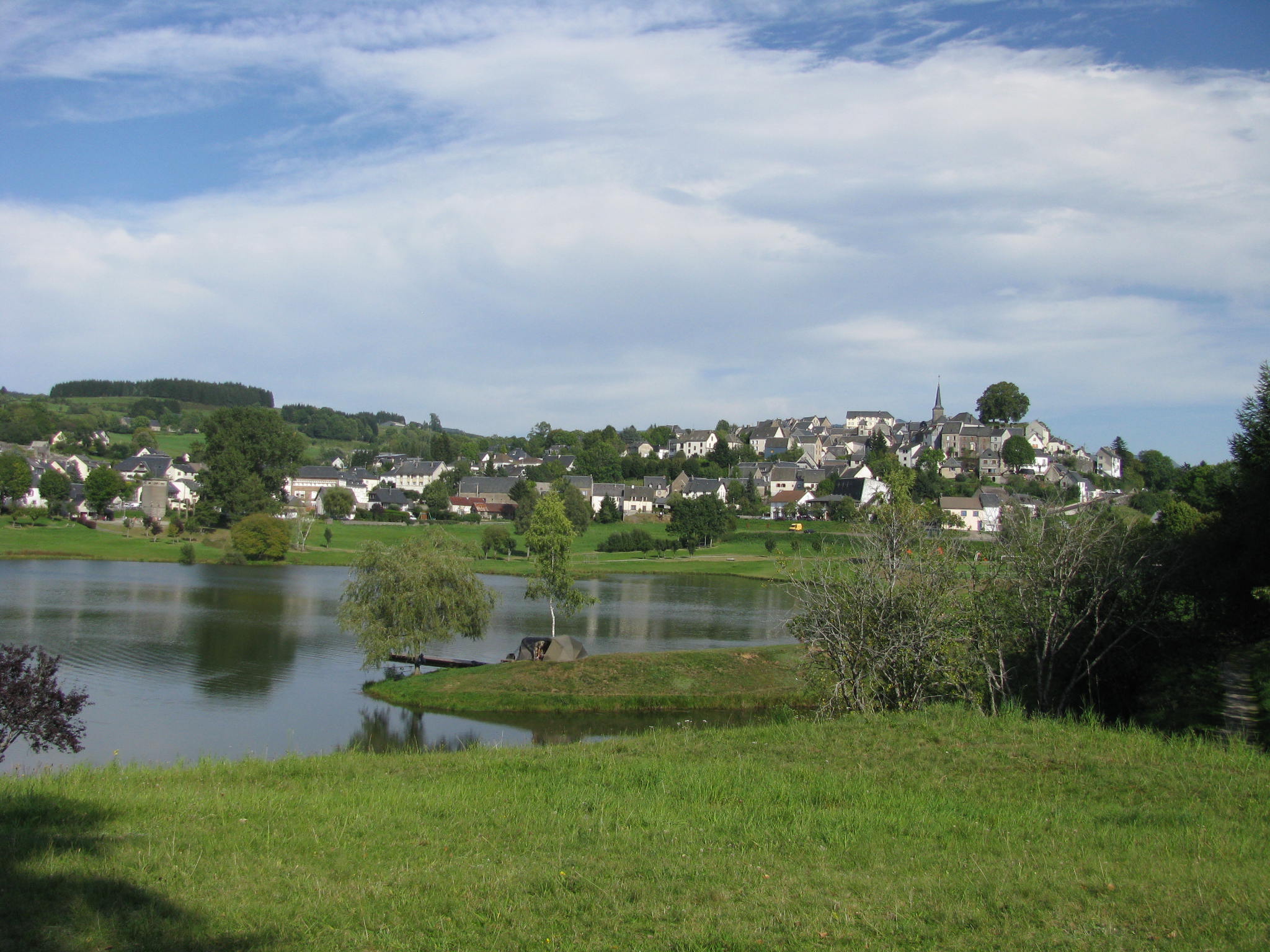 Village de La Tour d'Auvergne avec son plan d'eau