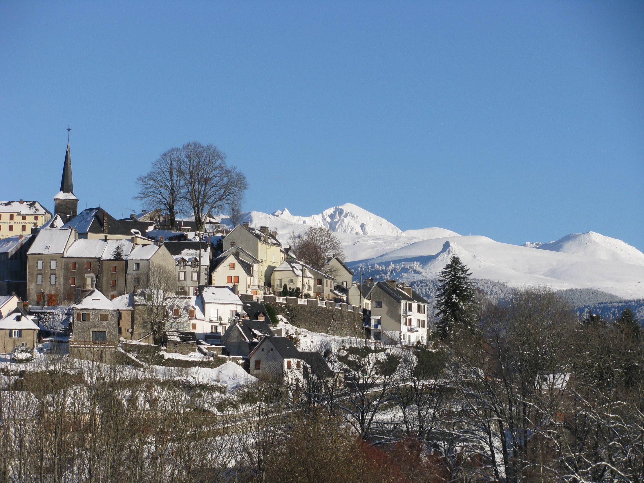 Village la Tour d'Auvergne avec puy de Sancy en hiver