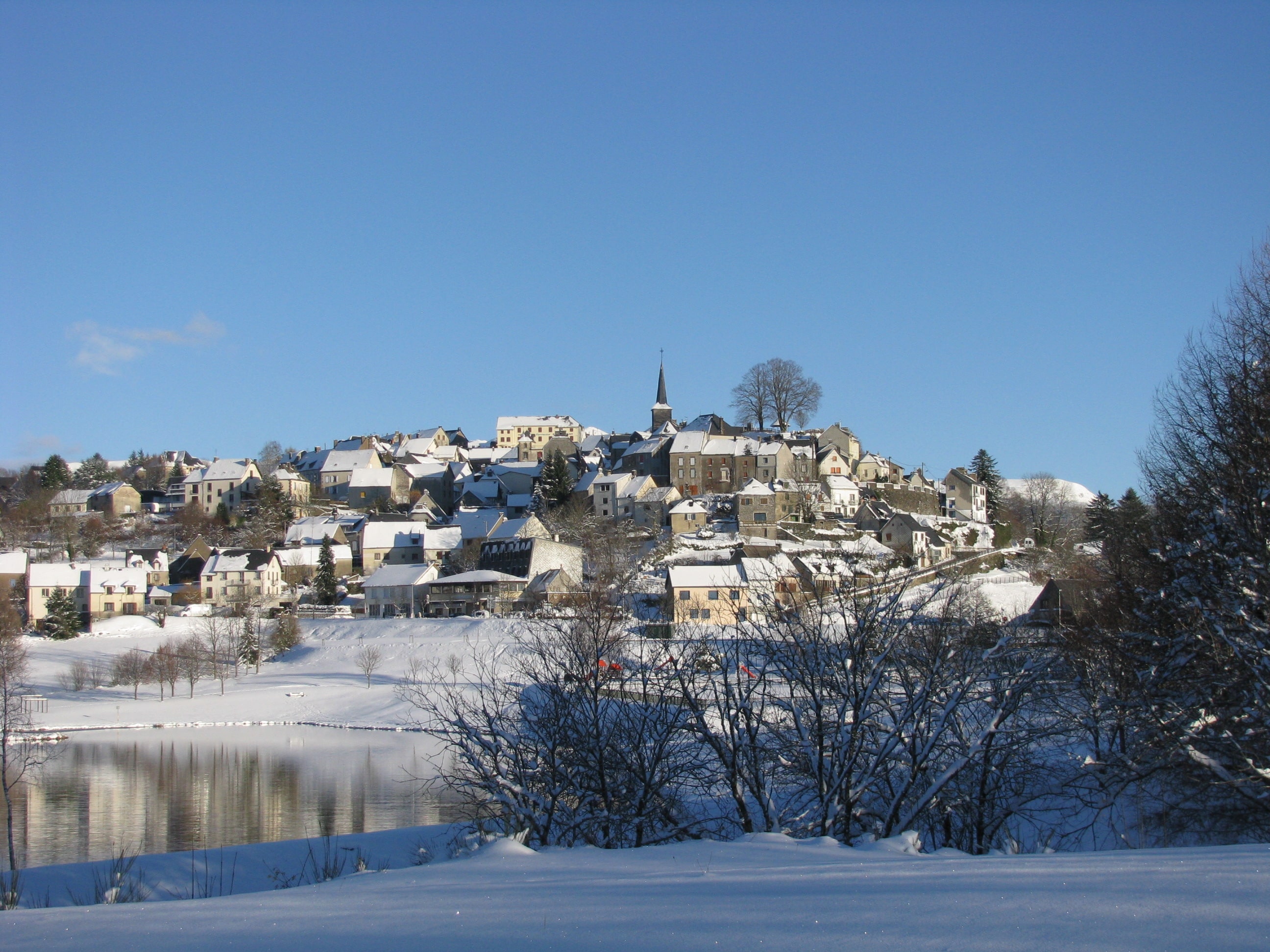 Village de la Tour d'Auvergne en hiver