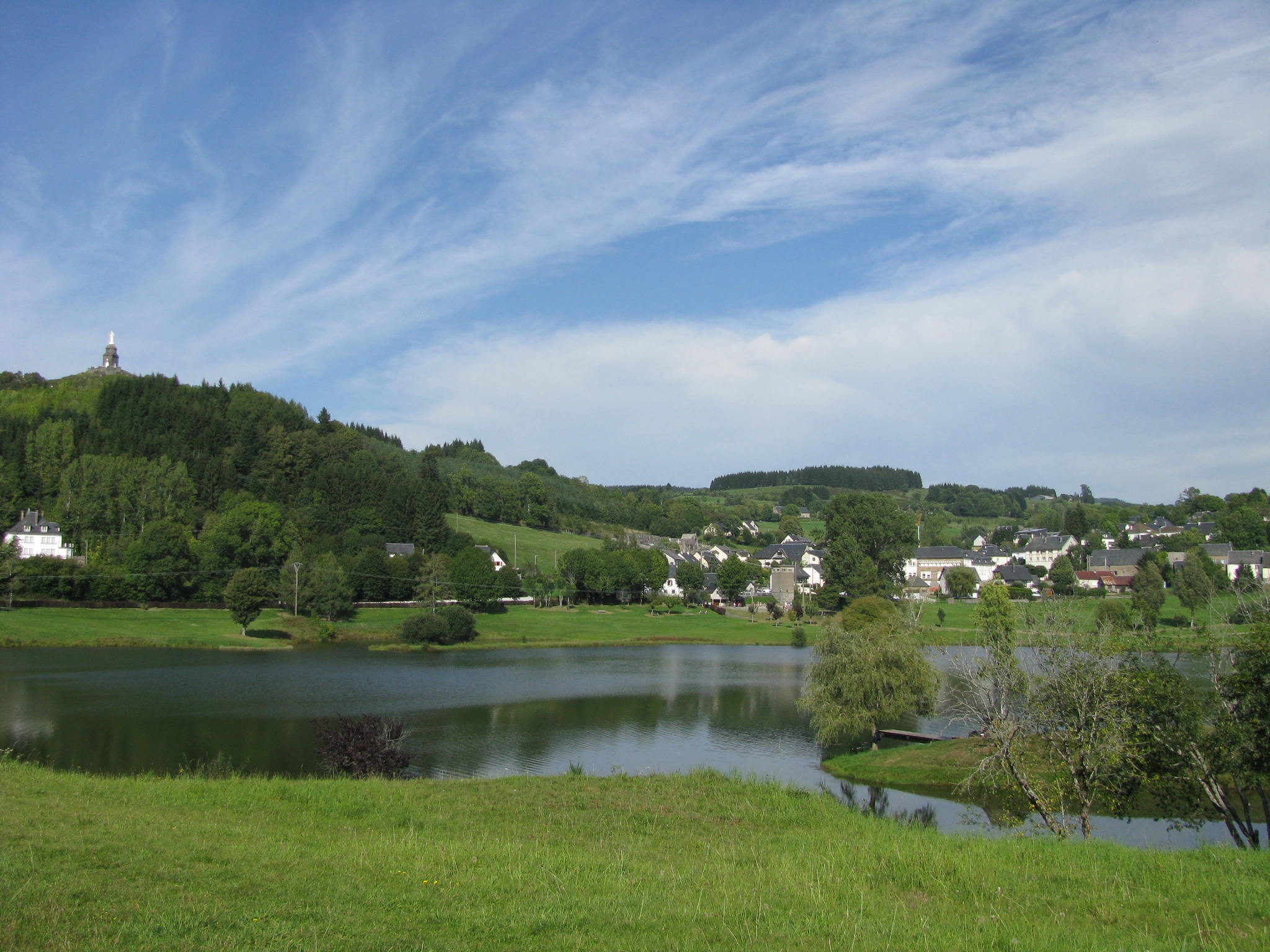 Village de la Tour d'Auvergne avec son plan d'eau
