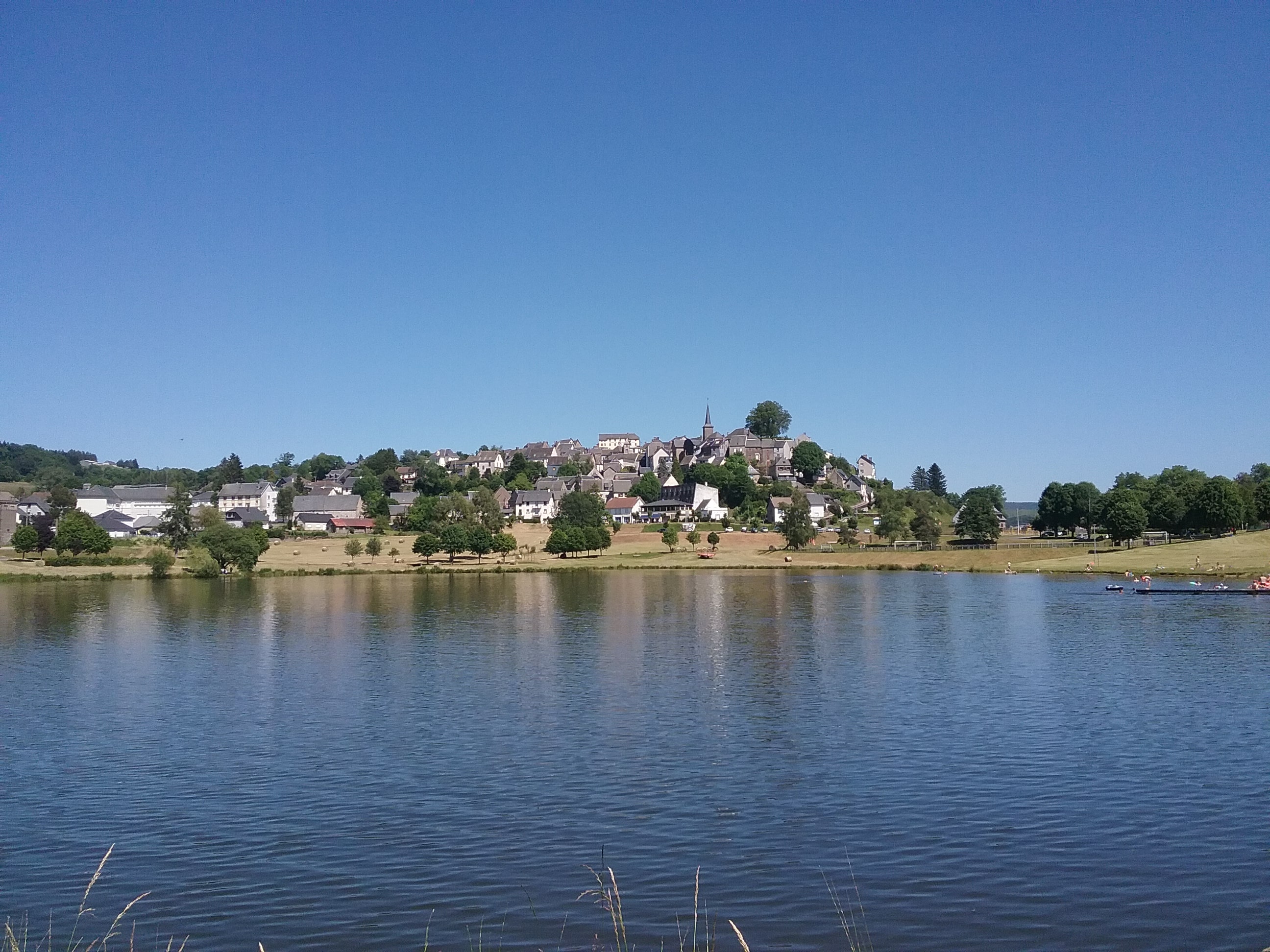 Village de La Tour d'Auvergne avec son plan d'eau