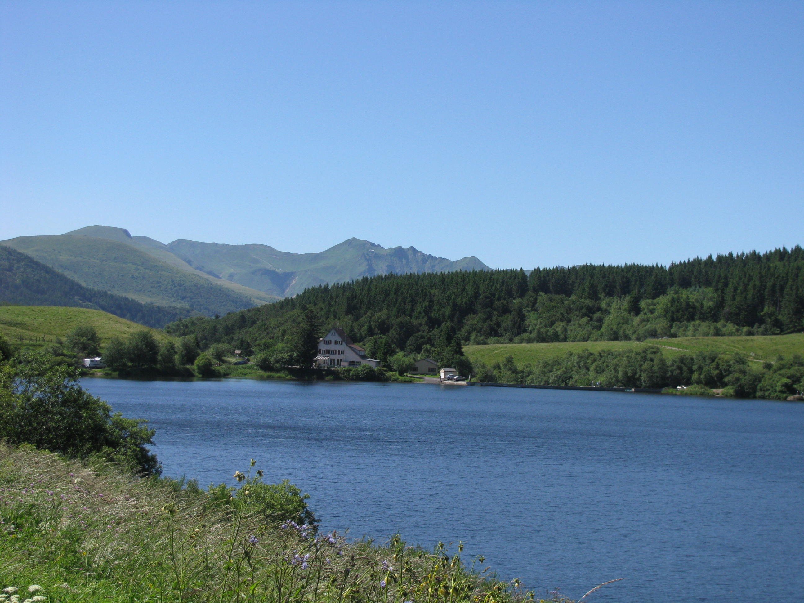 Lac de Guery et massif du Sancy